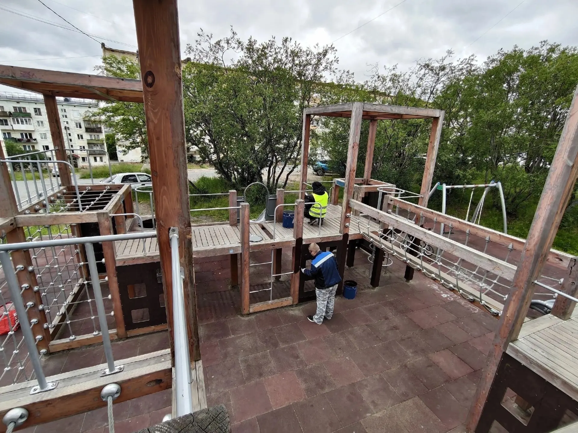 🎨 Сегодня в Заполярном работники МБУ РЭС приступили к благоустройству детской площадки...