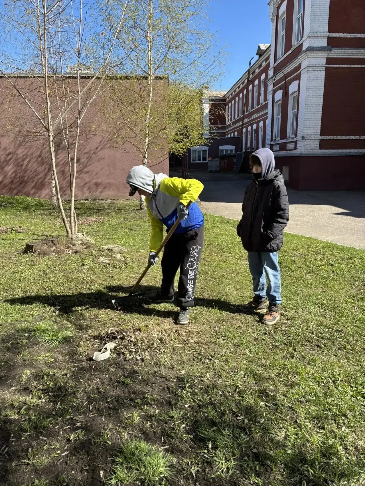 💪 Наши ребята снова в деле! Вторая трудовая бригада активно работает в школе.

В Раменском городско