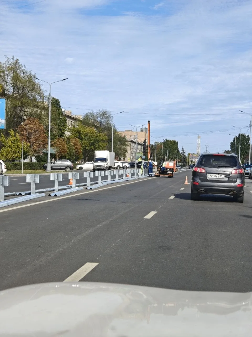 🚧 На улице Будённого в Луганске ставят барьерные ограждения
