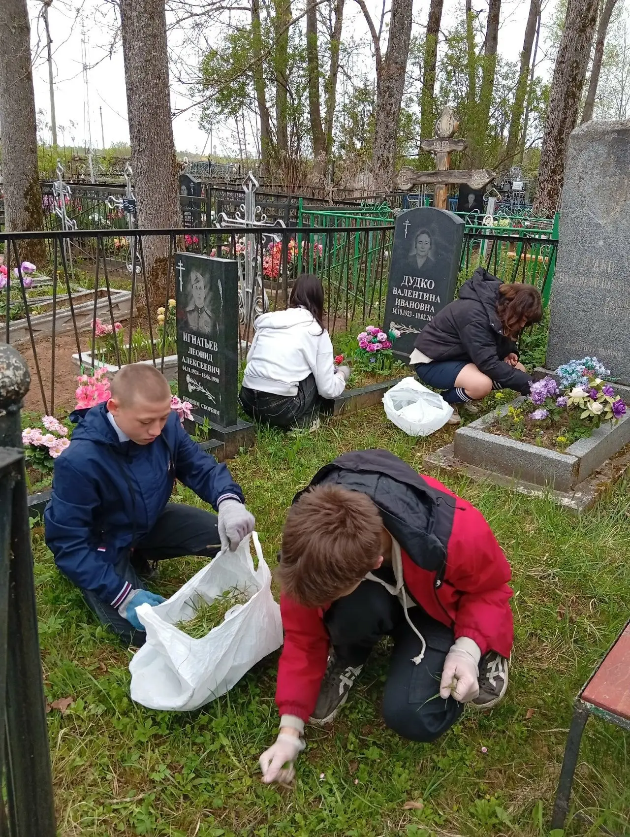 В преддверии Дня Победы ученики 6-го класса взяли на себя важную миссию — привести в порядок захорон