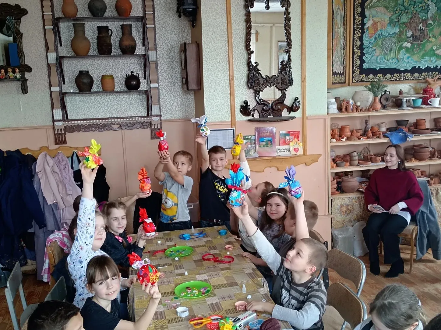 ✨В преддверии светлого праздника Пасхи ученики 2В класса  посетили Дом ремесел и окунулись в мир тво