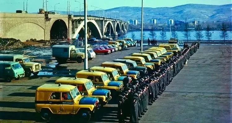 Набережная реки Енисей. 
1980 г. 

Сотрудники милиции проводят строевой смотр. Показывают готовность