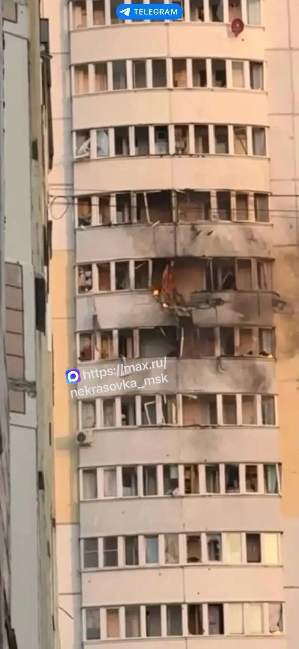 ⚡️ 73 БПЛА, летевших на Москву, сбили. 
1 БПЛА врезался в жилой дом в Чехове
На месте падения обломк