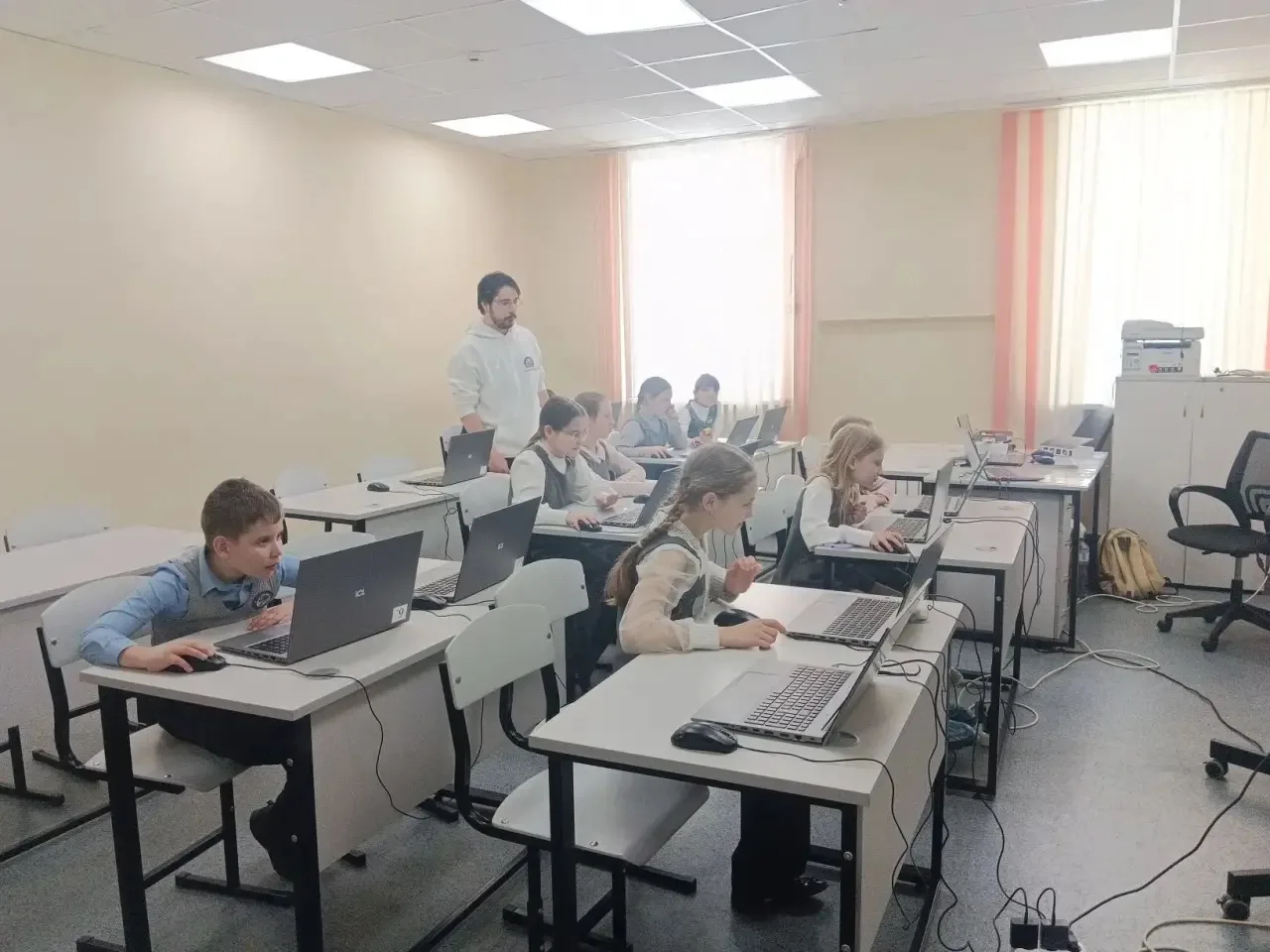 12 марта ученики 3 в и 3 г посетили lT- клуб в политехническом колледже для ознакомления с разными т