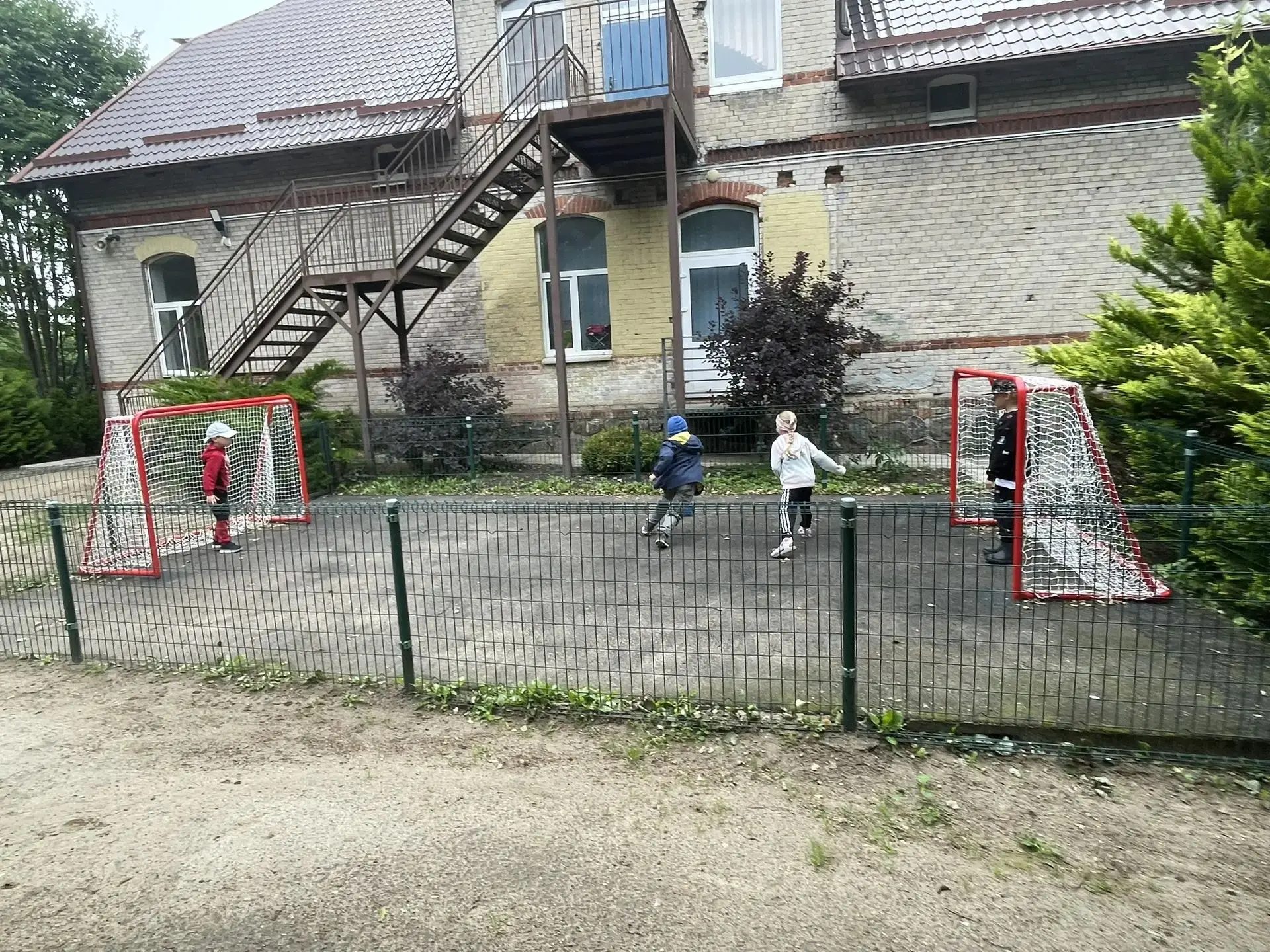 Репортаж: «Подвижные игры на свежем воздухе в детском саду п. Романово» 
Сегодня утро выдалось пасму