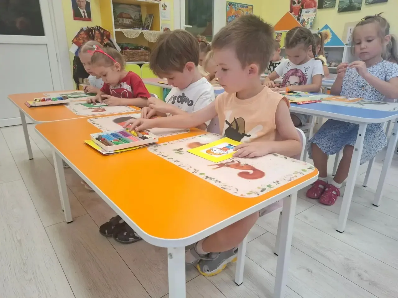 В День Олимпийцев ребята из средней группы "Солнышко" нарисовали пластилином победителе...