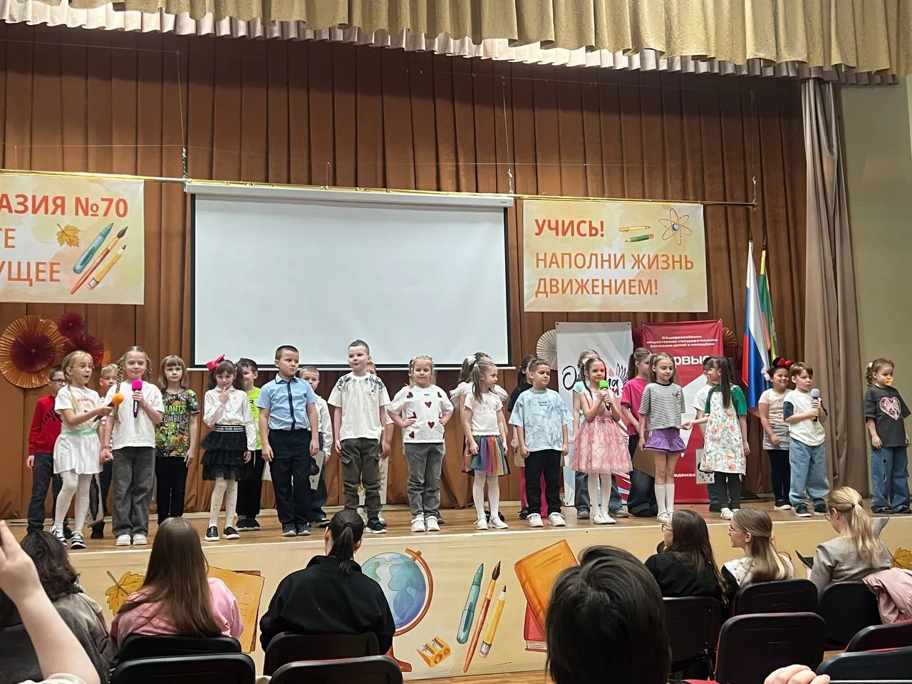 🌸 Весна пришла в нашу школу!  🏫 Сегодня в стенах нашей школы царила особая атмосфера тепла и нежност