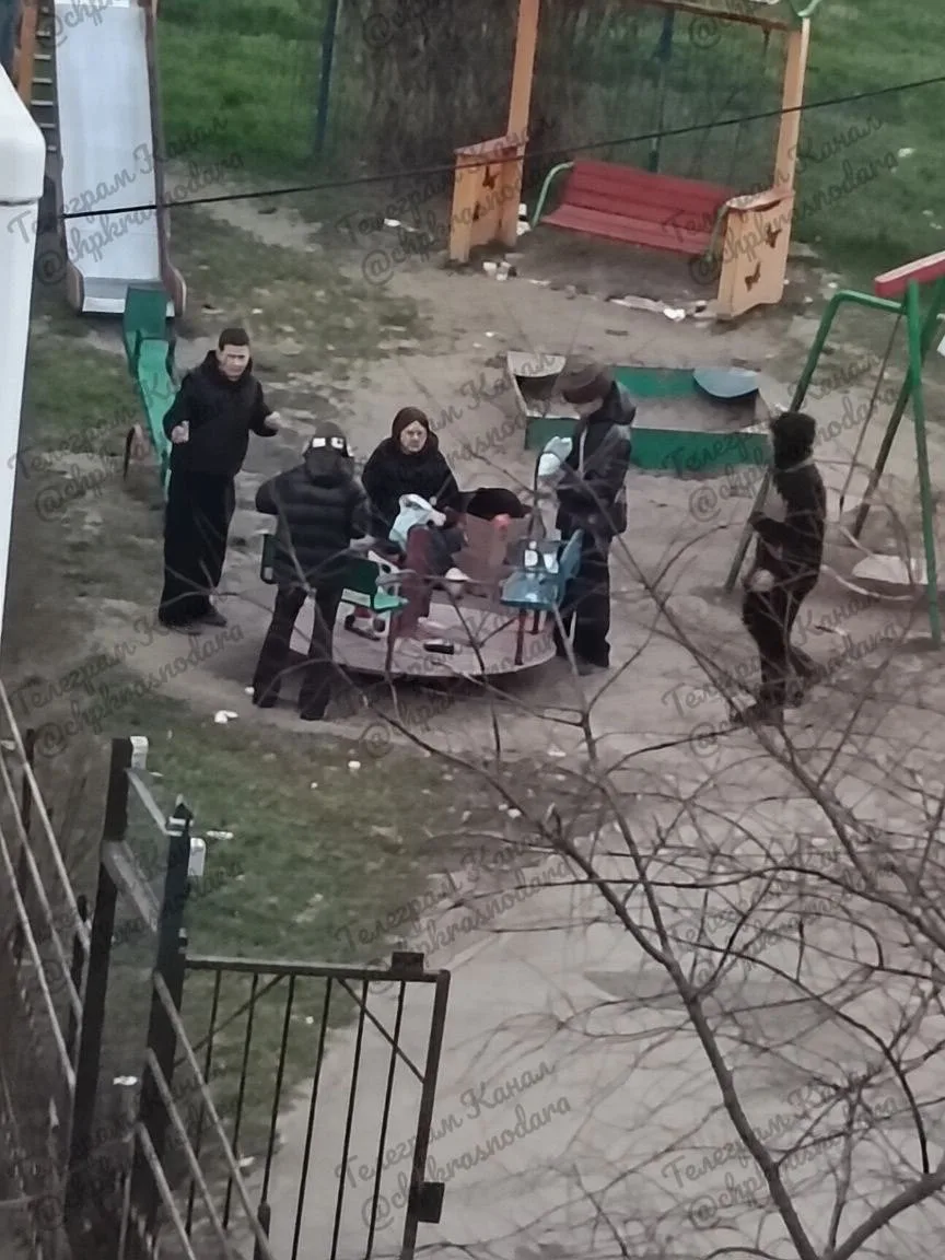 В Краснодаре на улице Российской, где сгорел Светофор, люди, от мала до велика, забирают продукты из