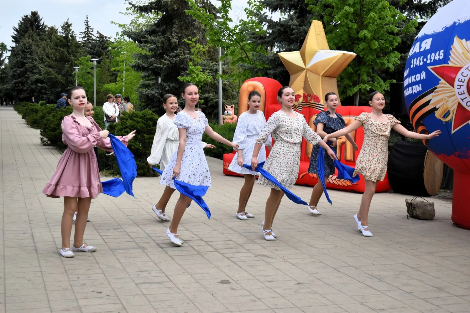 Пусть будет мир на всей планете, Сияет солнце над землей, Цветут сады, смеются дети! С Победой! С пр