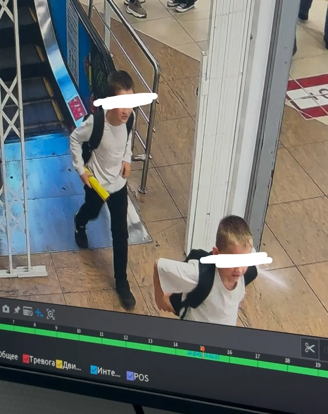 1 октября в 13:00 у меня на остановке украли банковскую карту. Дети поехали тратить с н...