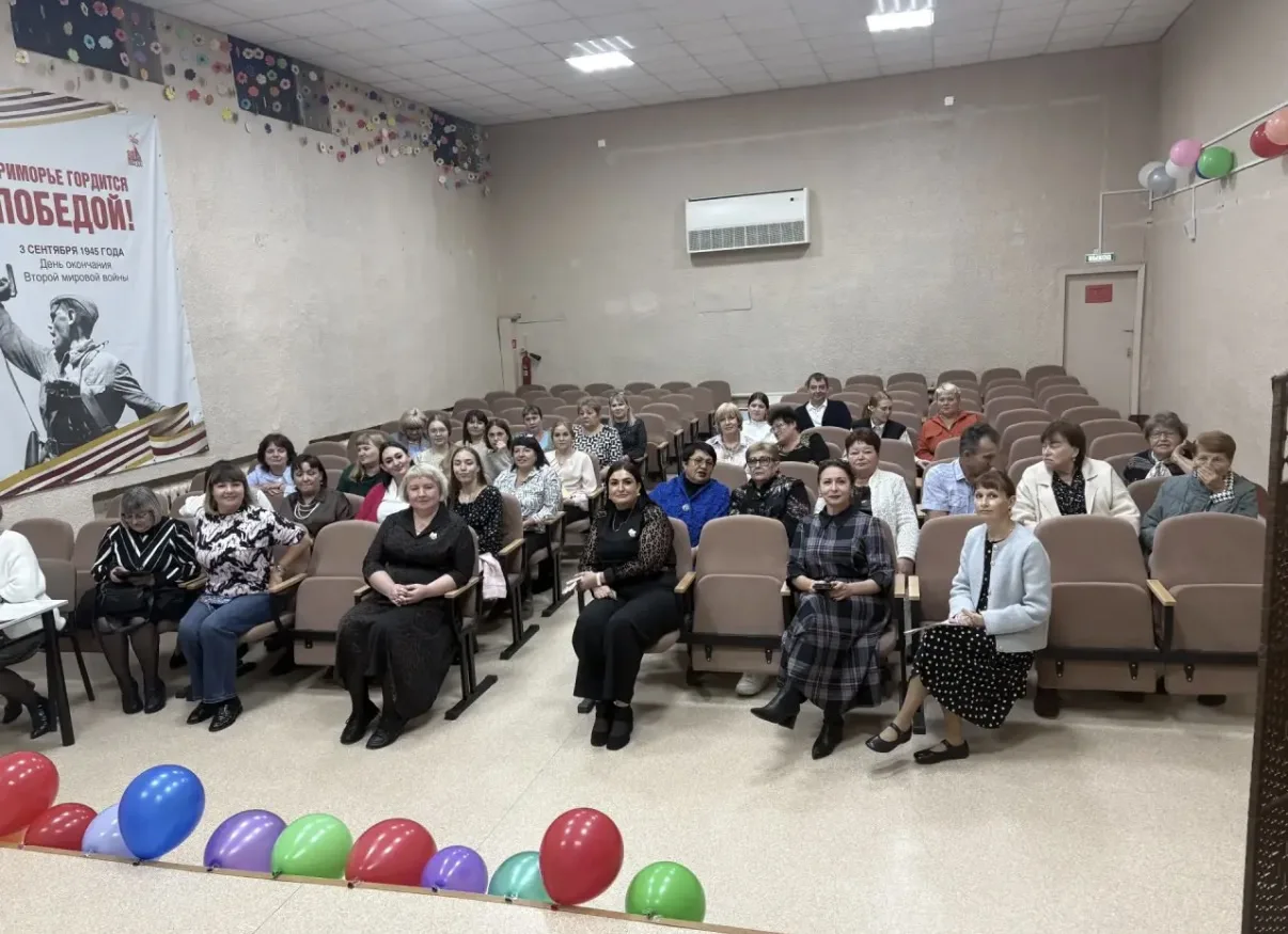 🎉 Сегодня в нашей школе был особенный день — мы поздравляли любимых учителей! 🎉Утро н...