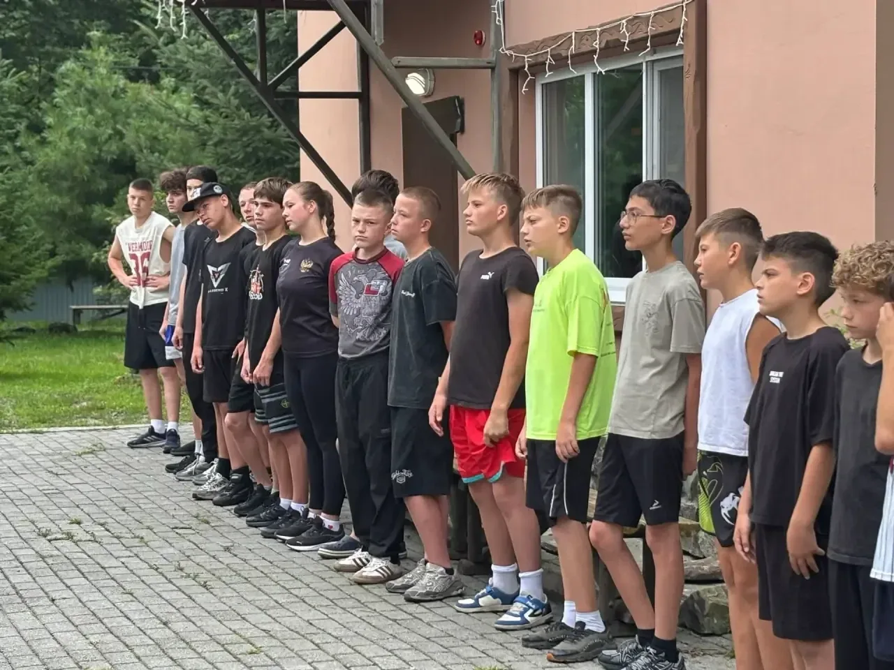 Под Уссурийском проходят масштабные спортивные сборы юных кикбоксеров

Более 40 юных спортсменов из 