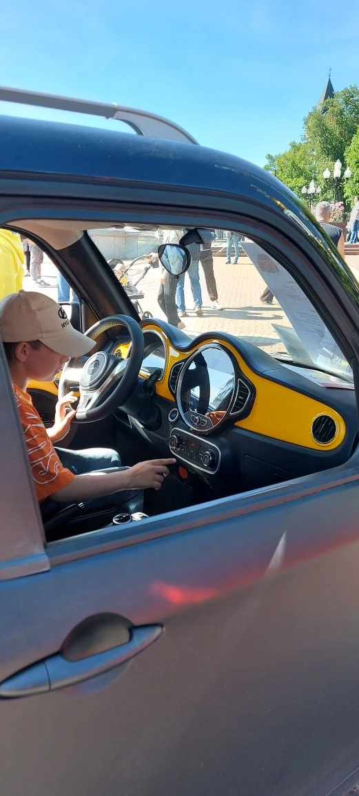 Выставка малышей электромобилей "Автотора" на Площади Победы😍🚙 очень много разных моделей: полиция, 