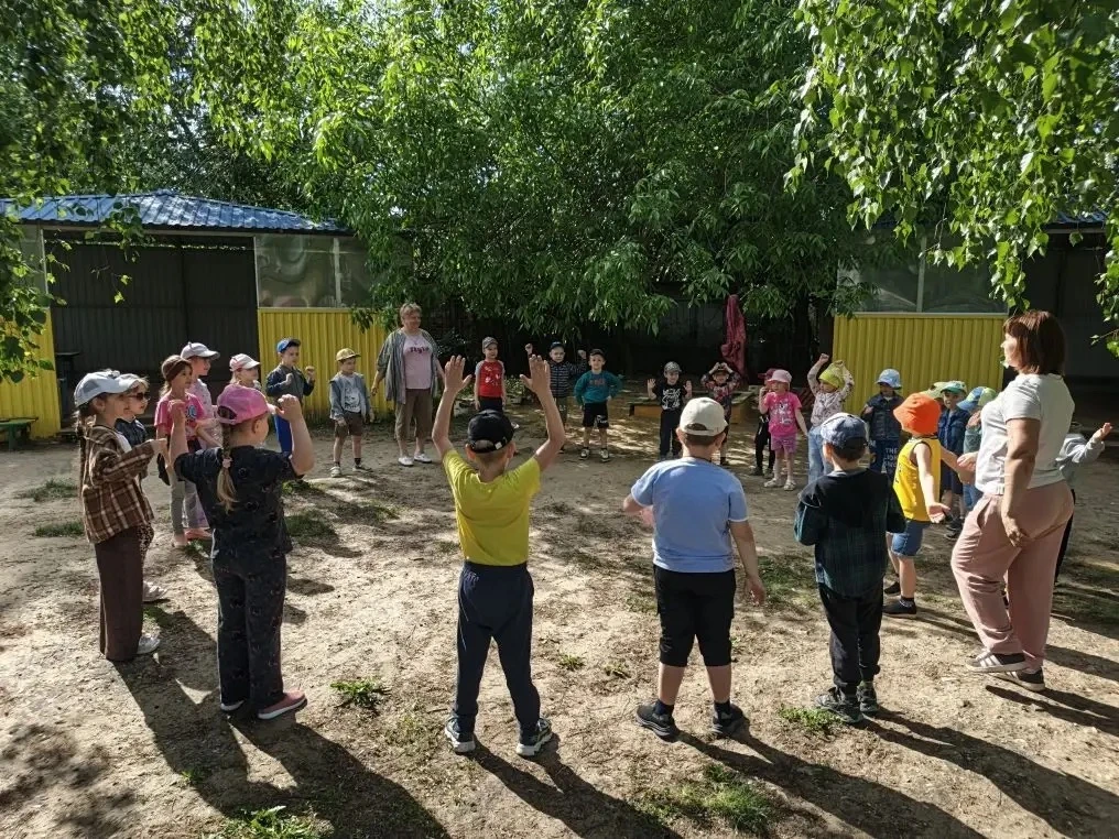Утренняя зарядка на улице в детском саду: веселье и польза с первых минут дня! ☀😊