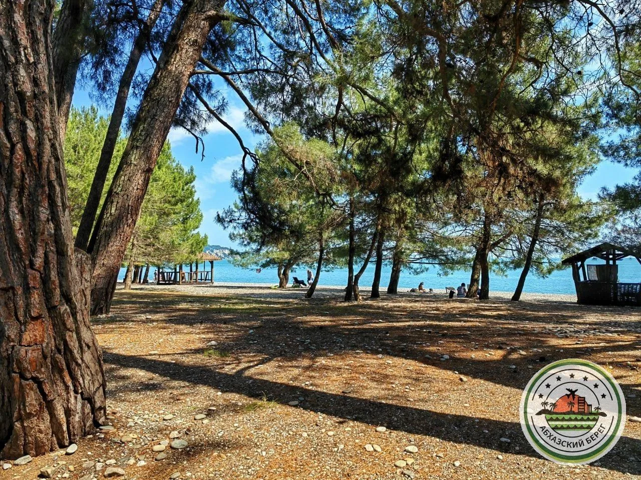 "БЛЭК СИ" отель с бассейном и питанием  📍Лдзаа, ул. Аиааира, 34 🏖 7 минут пешком, сосновый пляж 👥 ра