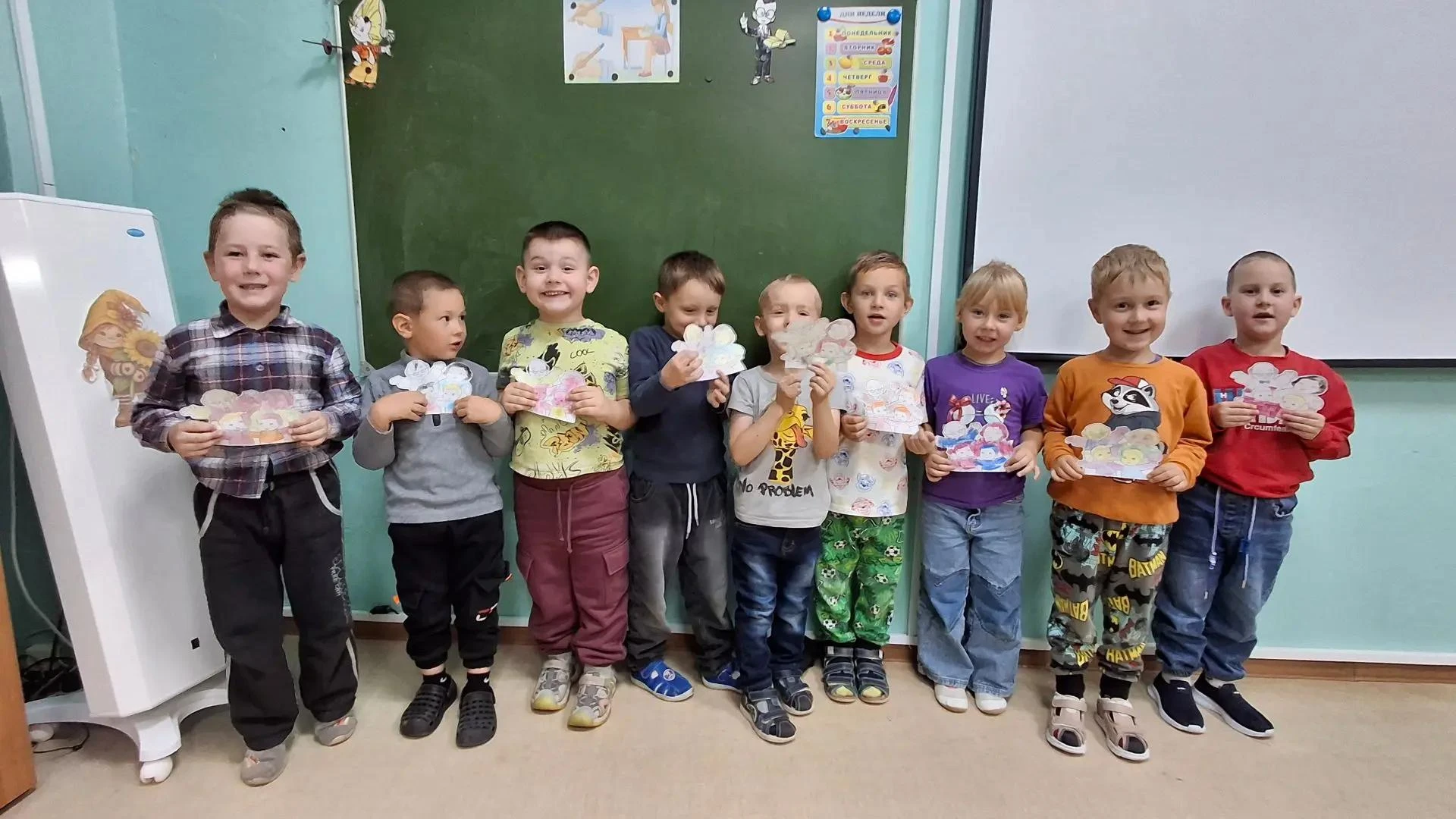 🪄В группе «Непоседы» кипит творческая работа. Малыши с увлечением мастерят поделки из ...