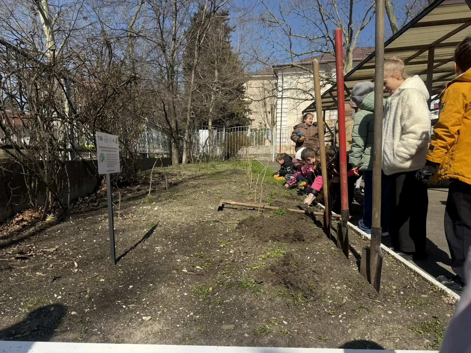 🧑‍🏫Труд, забота и экология: «Зелёный шаг» наших Первых! 🧹🌱  Сегодняшний день в нашей школе прошёл по