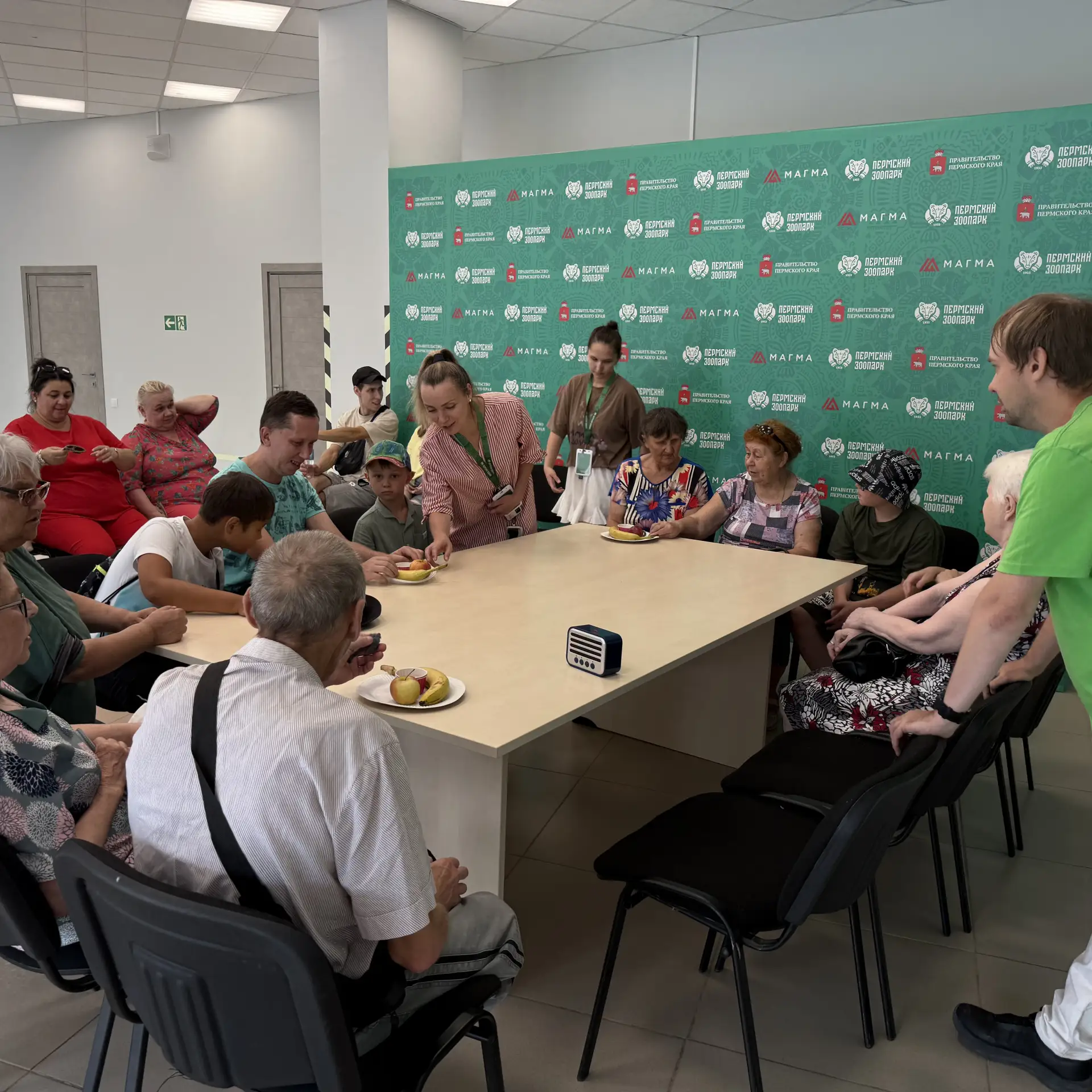 🕊️ «Зоопарк на кончиках пальцев» посетили незрячие и слабовидящие гости из Лысьвы, Ныт...