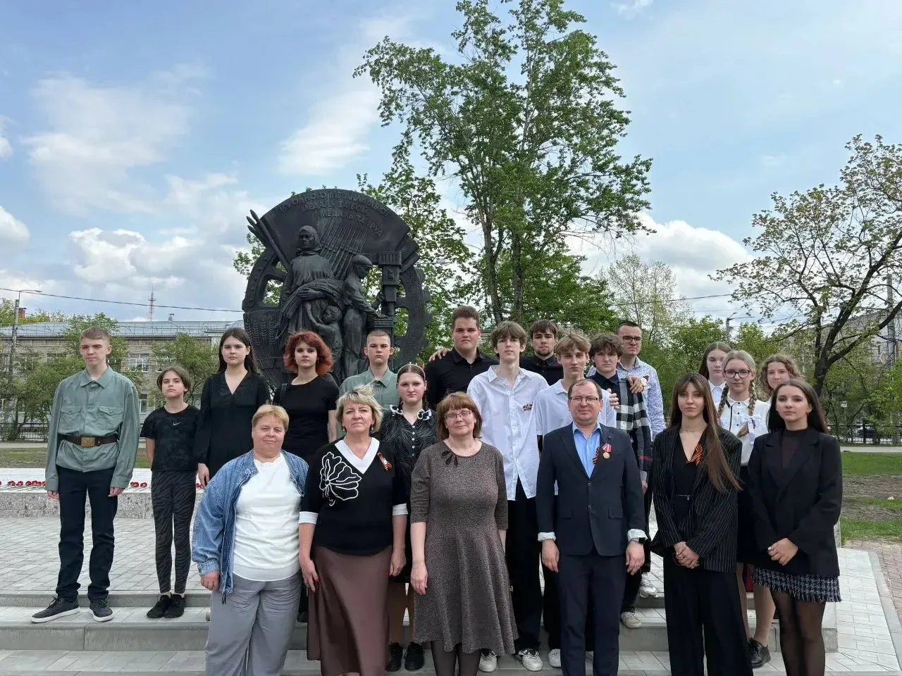 🕊️8 мая, в преддверии Дня Победы, учащиеся , учителя и администрация школы возложили цветы к памятн