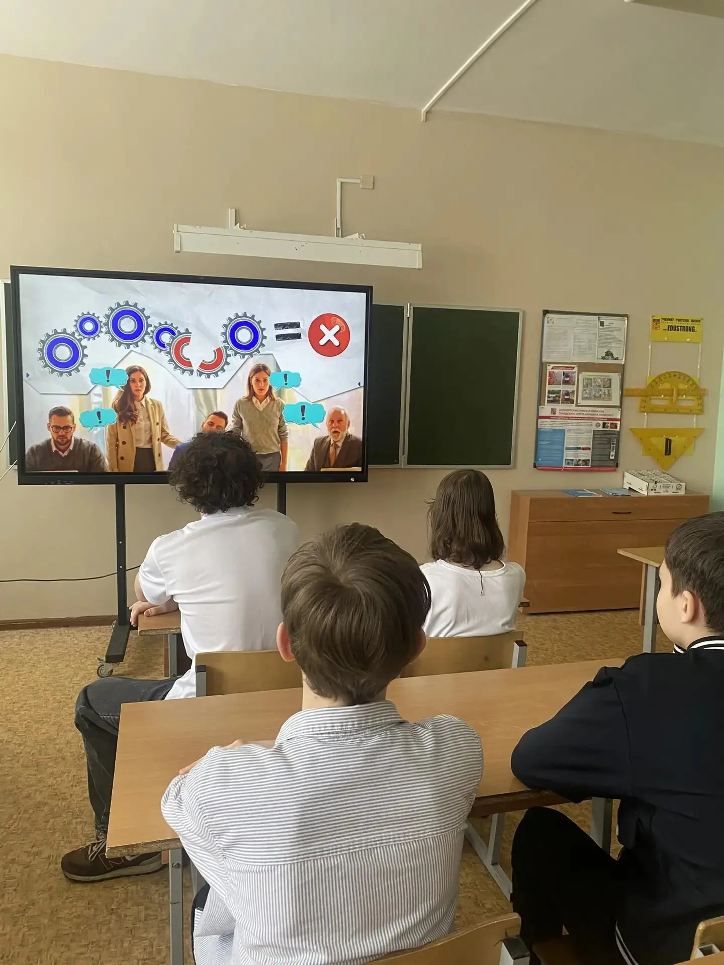 📢 РАЗГОВОРЫ О ВАЖНОМ  🇷🇺 Новая учебная неделя в нашей школе началась с торжественной линейки, поднят