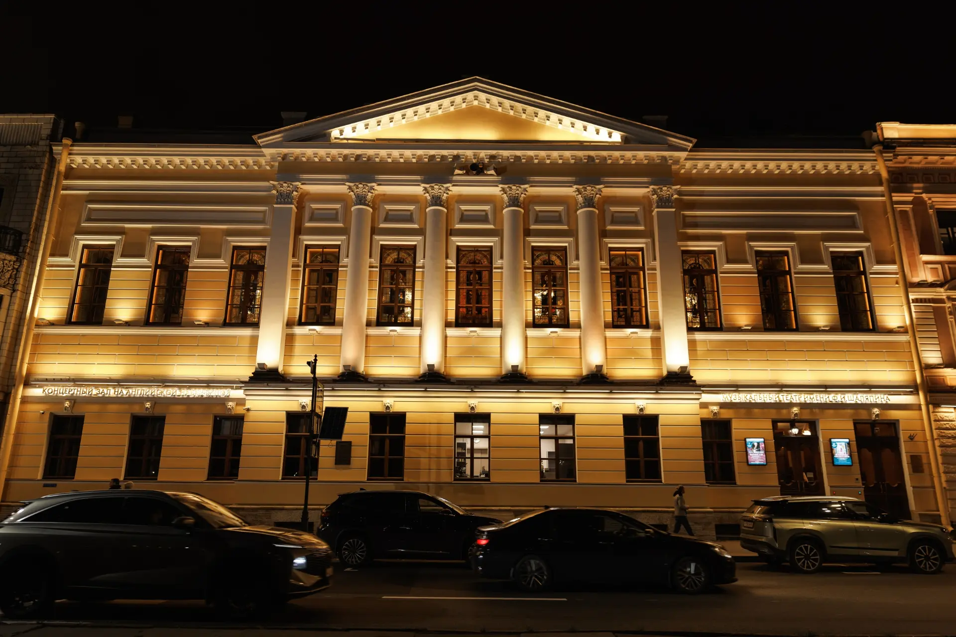 Видны ли витражи с Английской набережной?