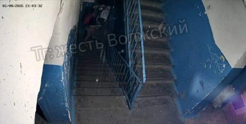 В Волжском девушка выбросила из окна чужую коляску и электросамокат.