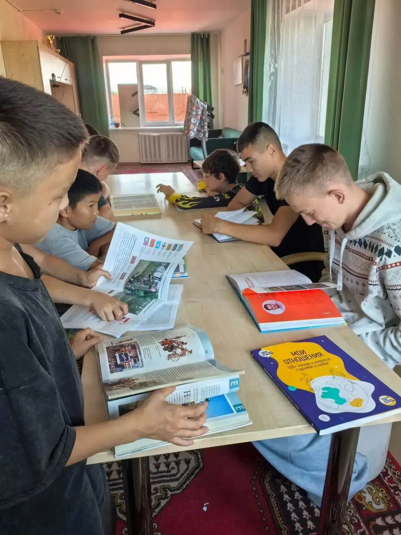 Книги об истории, энциклопедии, каждый выбрал своё чтиво по интересу! 💪📖