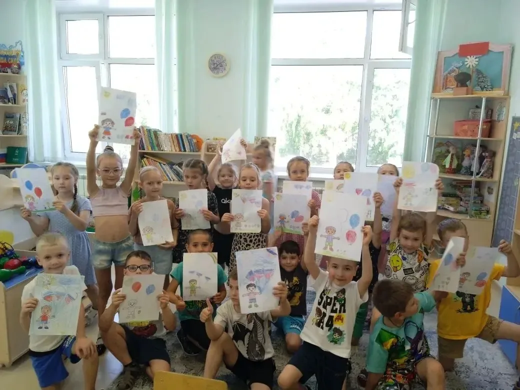 С любовью к Родине! 🇷🇺🌼 Выставка «Рисуй, Россия!» 🎨🎨

В преддверии Дня России в группе «Ромашки