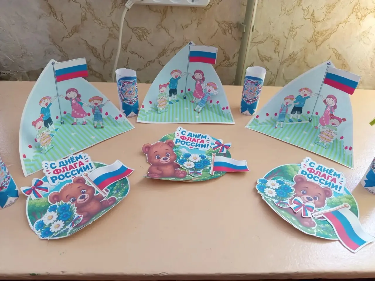 В рамках празднования Дня Государственного флага Российской Федерации,  библиотекарем ш...