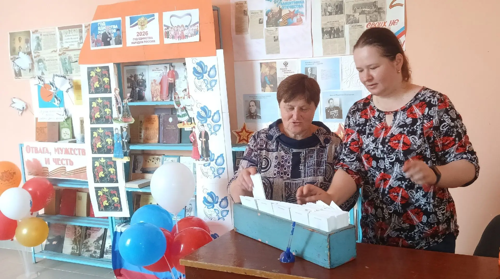 Специалисты Центральной районной библиотеки Леонова Ю.Н. и Воронецкая А.М. в начале авг...