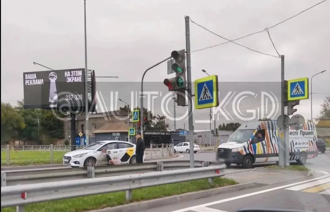 На перекрёстке улиц Ялтинской и Покрышкина в Калининграде автомобиль сбил пешехода.