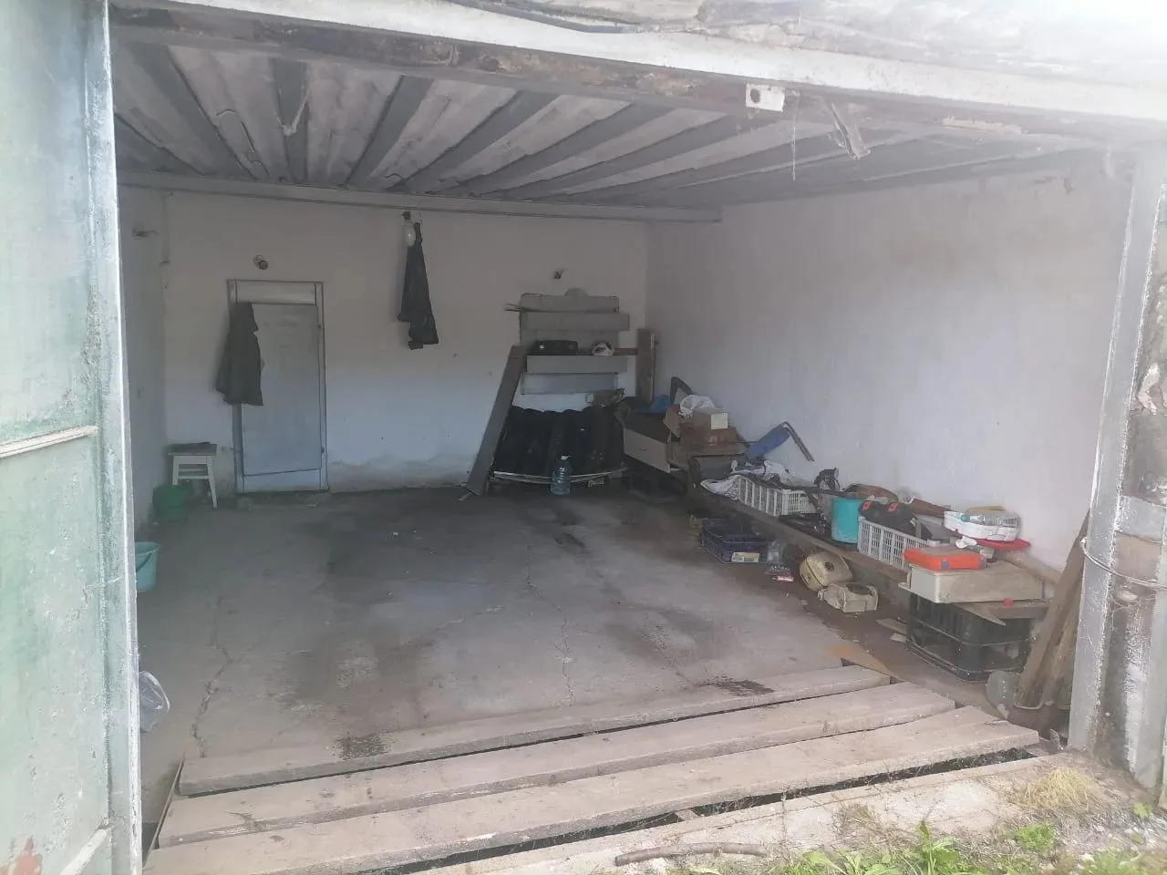 Продается гараж, 24 кв.м. ГСК «Автолюбитель». Солнечная сторона,бетонный пол,стены окрашены в белый 