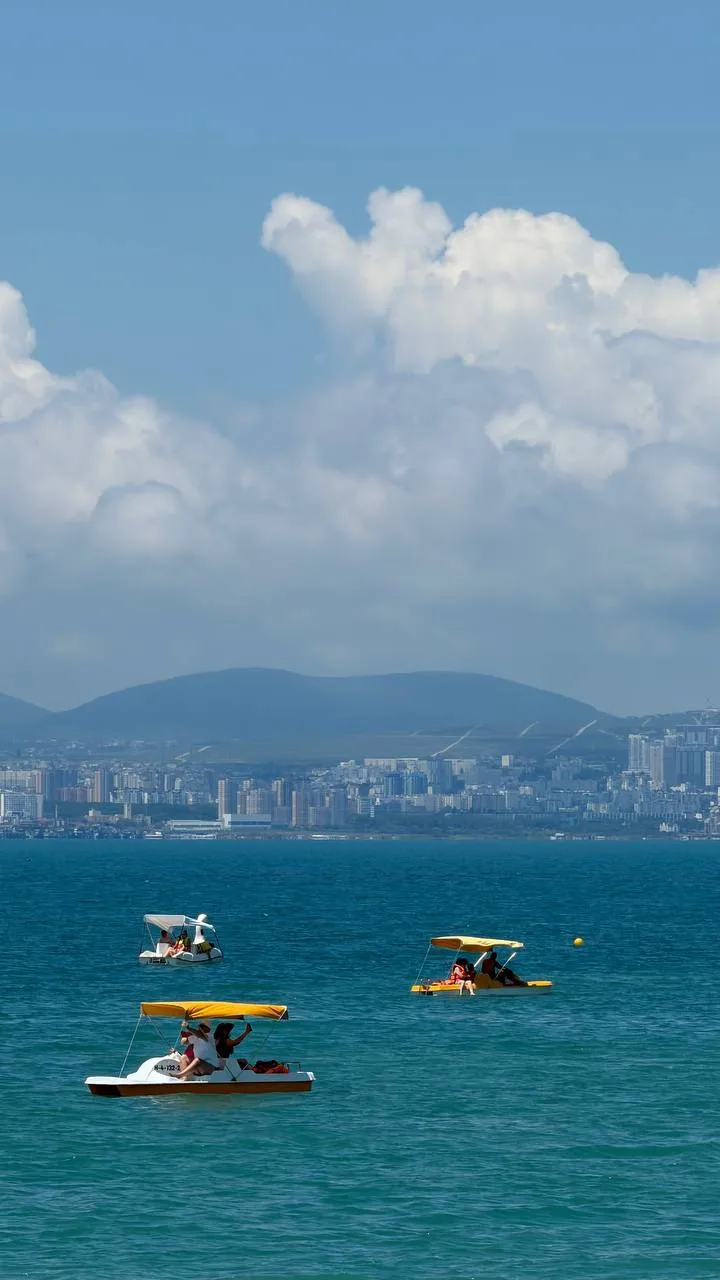 🏖️О погоде на сегодня 14 июня:

Утром +21 ясно ☀️
Днём +23 переменная облачность ⛅️ 
Вечером +21 яс