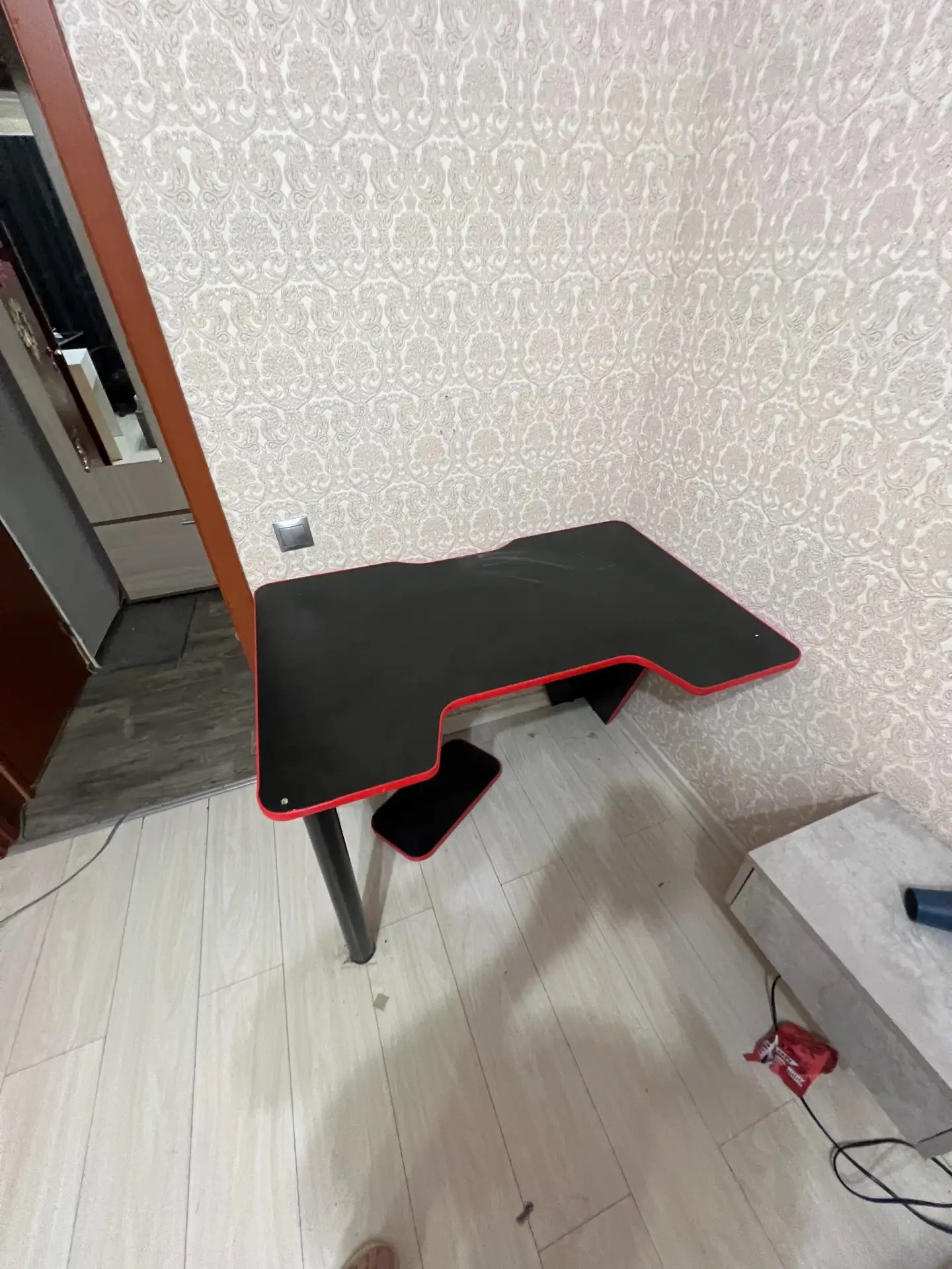 срочно отдам даром игровой компьютерный стол из минусов нет ножки но со второй стороны ...
