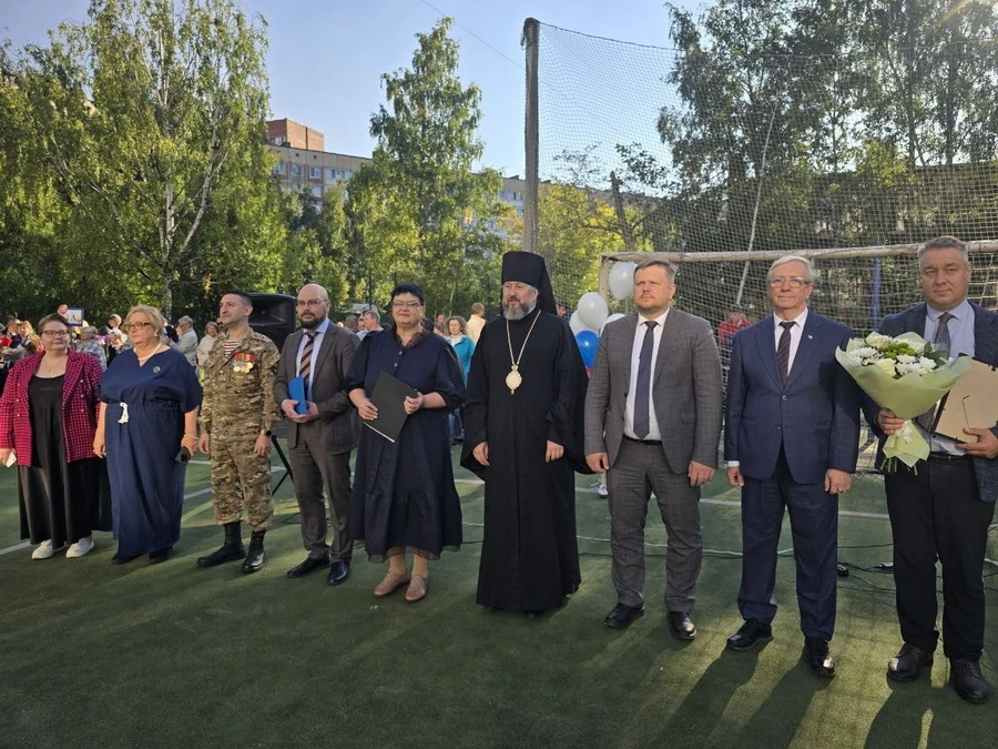 Наместник и братия Александро-Невской лавры приняли участие в торжественных линейках, п...