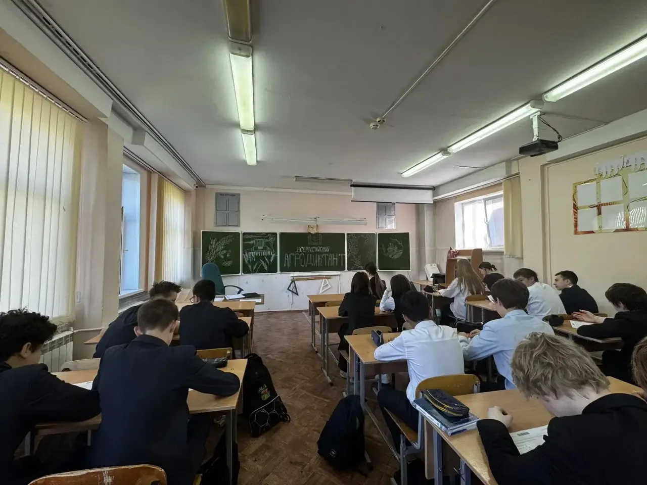 С большой гордостью и радостью делимся с вами замечательной новостью!  Наши восьмиклассники вместе с