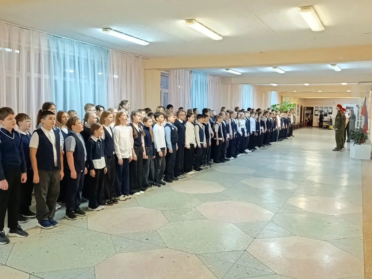 🇷🇺Новая учебная неделя в нашей школе традиционно началась с торжественного вноса флага и исполнения 