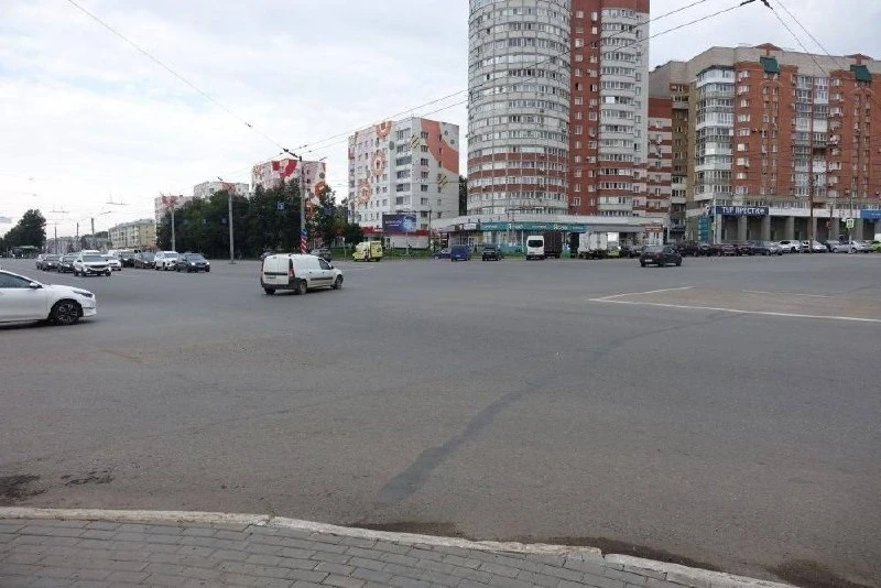 На Комсомольской площади в Кирове усилят безопасность дорожного движения

На Комсомольской площади в