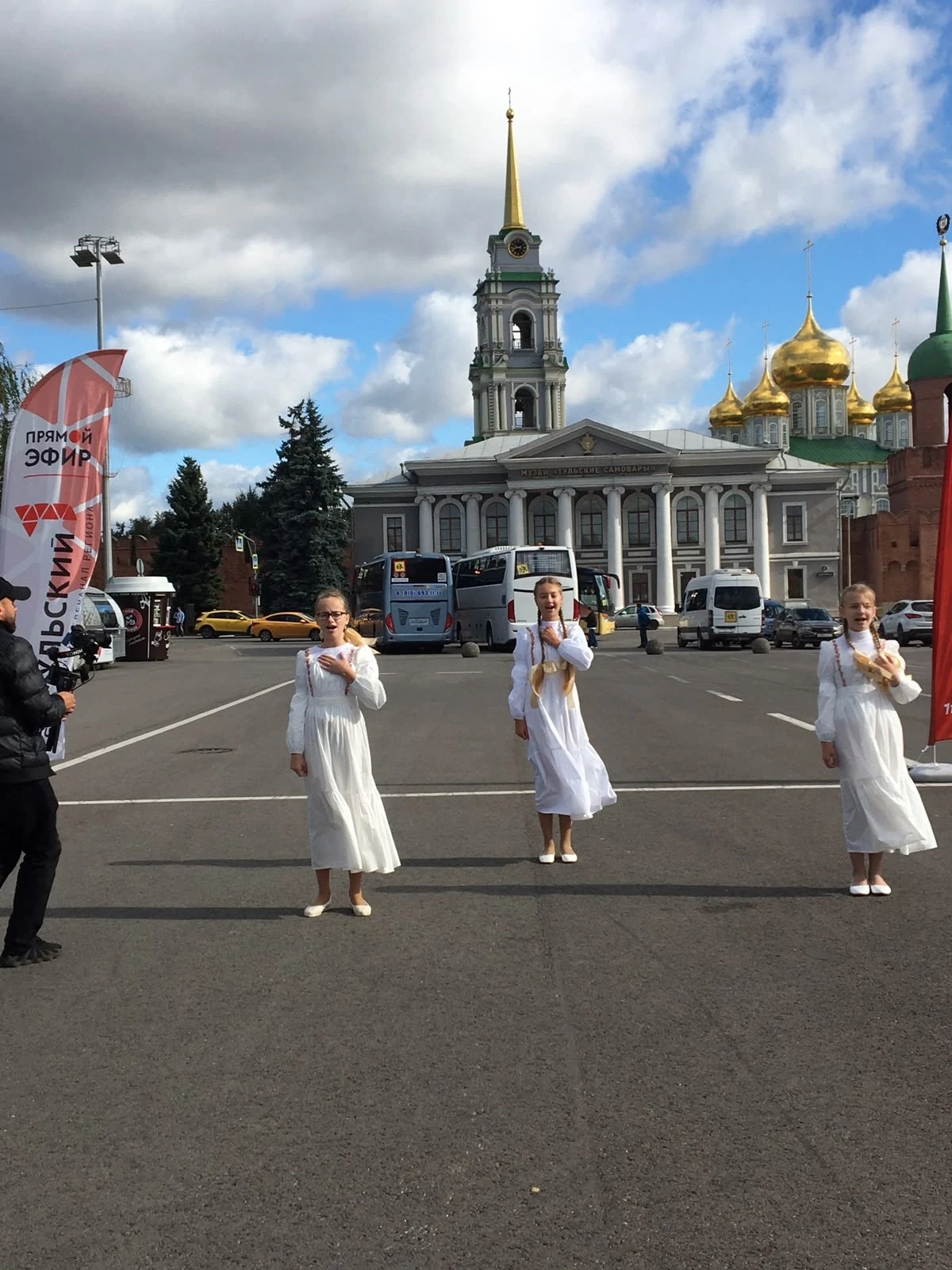 8 сентября учащиеся нашей школы стали частью яркого события – съемок прямого эфира теле...
