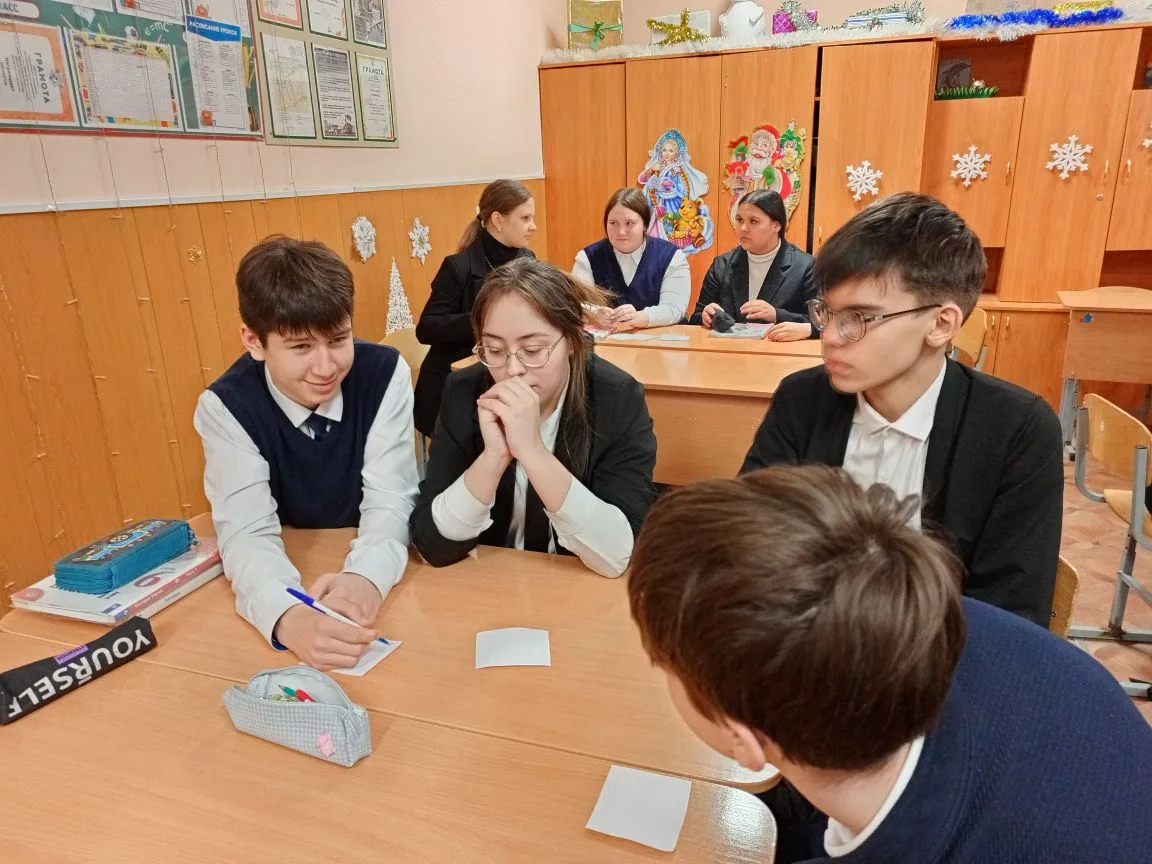 🏛️🇷🇺 Знание — сила! В 9«В» прошел КВИЗ ко Дню Конституции!      12 декабря, в День Конституции Росси