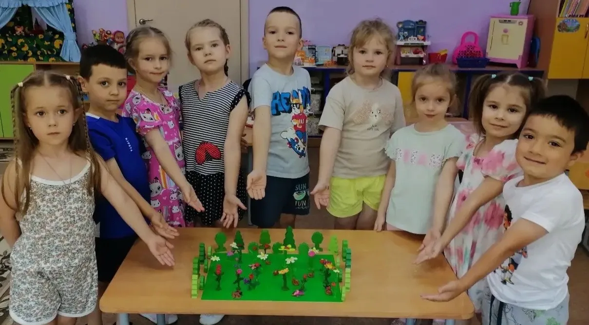 Ребята создали коллективную работу — яркую, объемную «Цветочную полянку» из пластилина!
Было очень и
