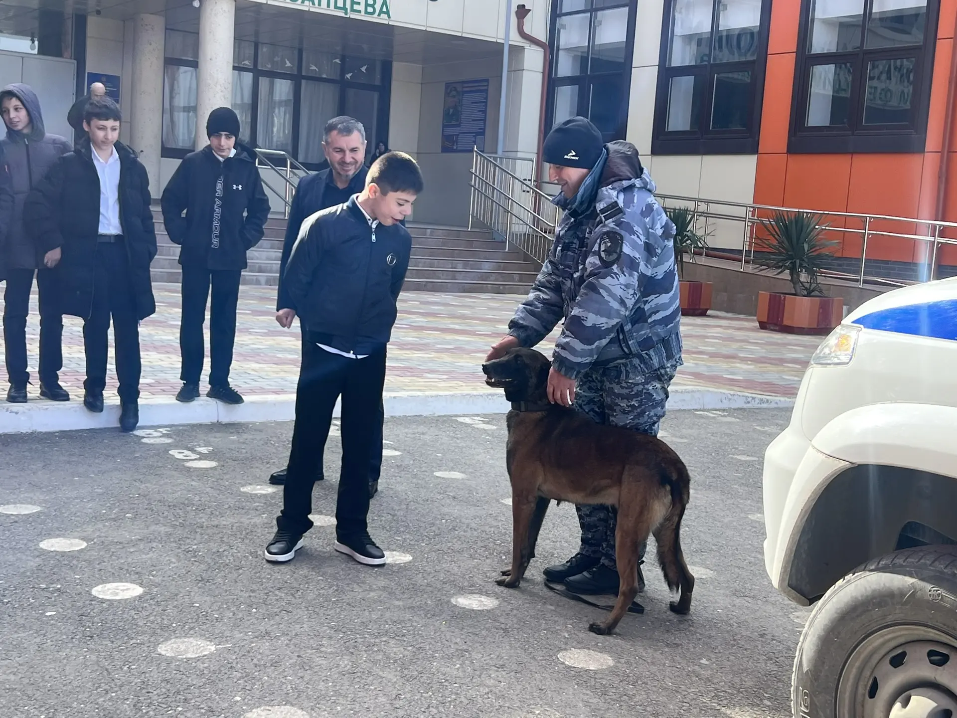 Классная Встреча с инспектором-кинологом  В нашей школе прошло познавательное мероприятие с участием