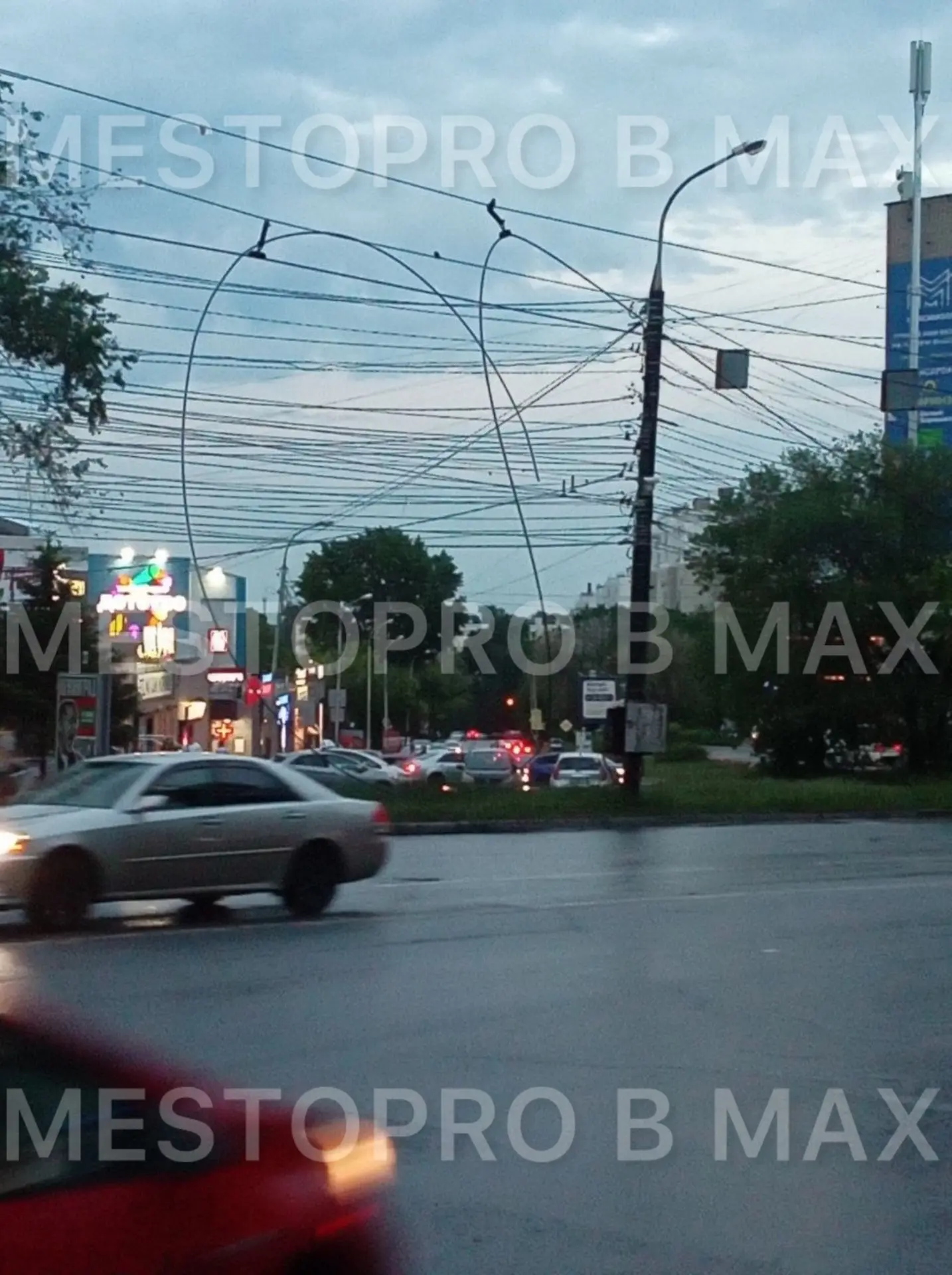 ⚡️Опасный провод в центре Хвбаровска

На выезде с Ленина на Ленинградскую, в сторону Рабочего городк