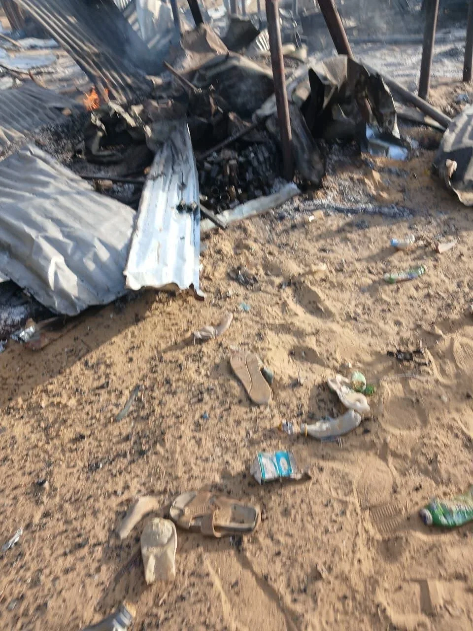 🌴🇲🇱 азавадские "просто пастухи" с радиостанциями расстроились из-за сгоревшего рынка в регионе Томбу