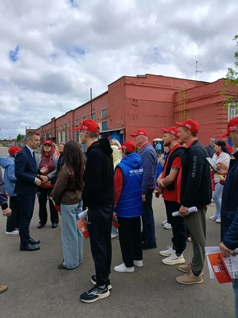 🇧🇾 31 мая мы посетили Цех сборки тракторов, где начальник музейно-промышленного центр...