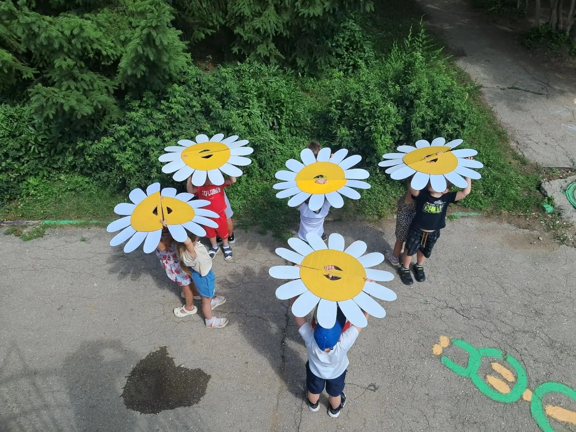 Сегодня воспитанники нашего детского сада приняли участие в фотосессии "Лепестки добра", в ходе кото