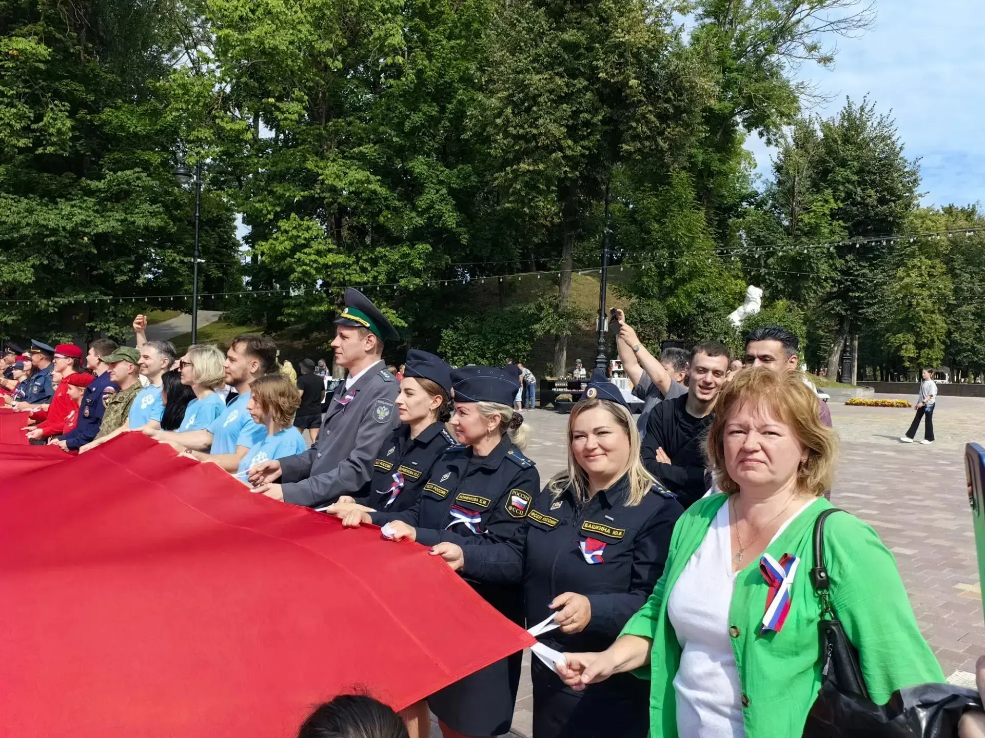 🇷🇺В Смоленске на массовом поле в Лопатинском саду развернули полотно Российского трик...