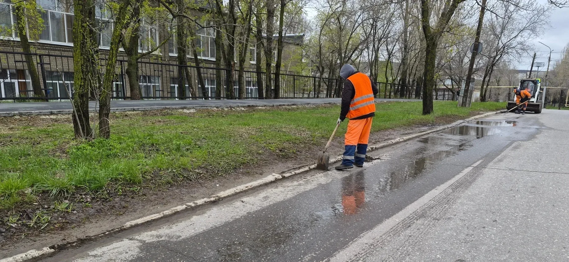 ✔️В Ленинском районе продолжаются мероприятия по благоустройству.  Осуществляются работы по механизи