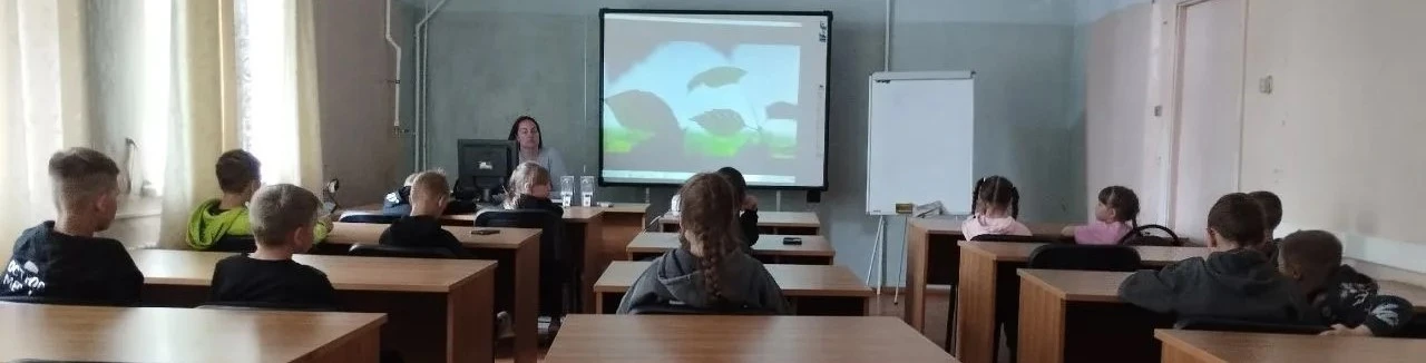 Для детей, посещающих ДОЛ, проходят занятия чтецкого клуба☝️

5 июня ребята вместе с Муравьишкой, ко