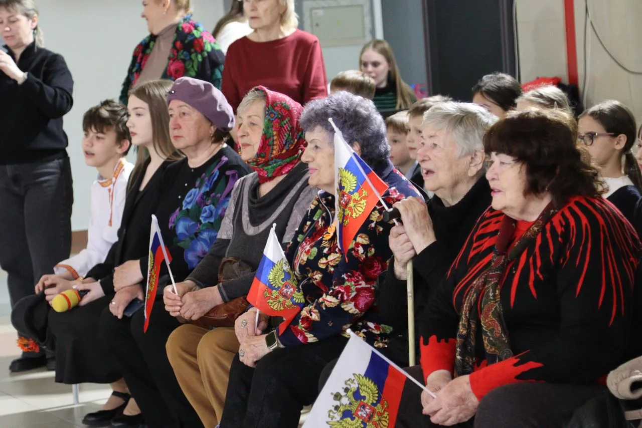 🙌 Праздник на 5+ Сегодня, 24 активисты Движения Первых провели праздник для жителей микрорайона к Го